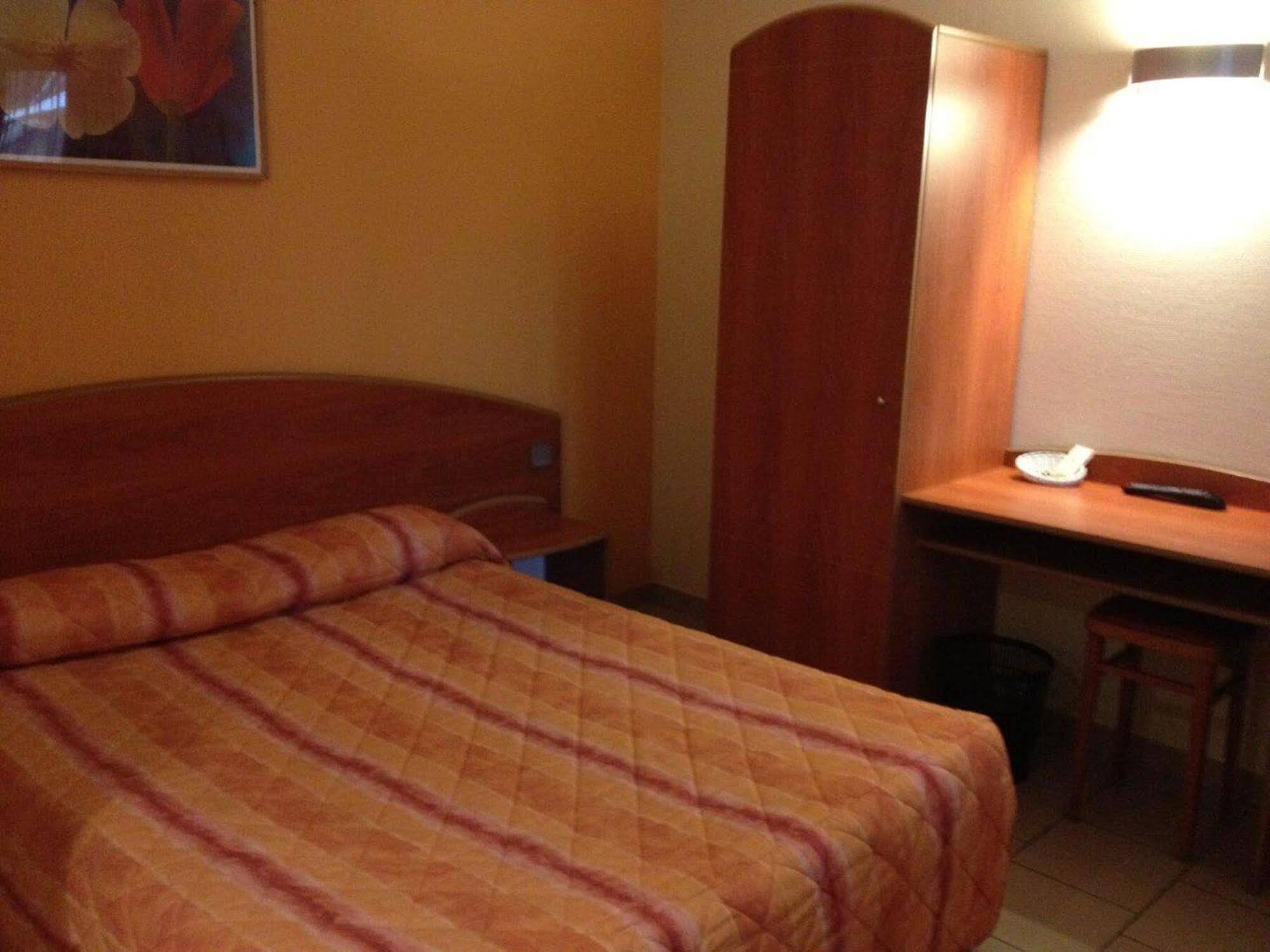 Logis Hotel - Les Paturelles Avesnelles Εξωτερικό φωτογραφία