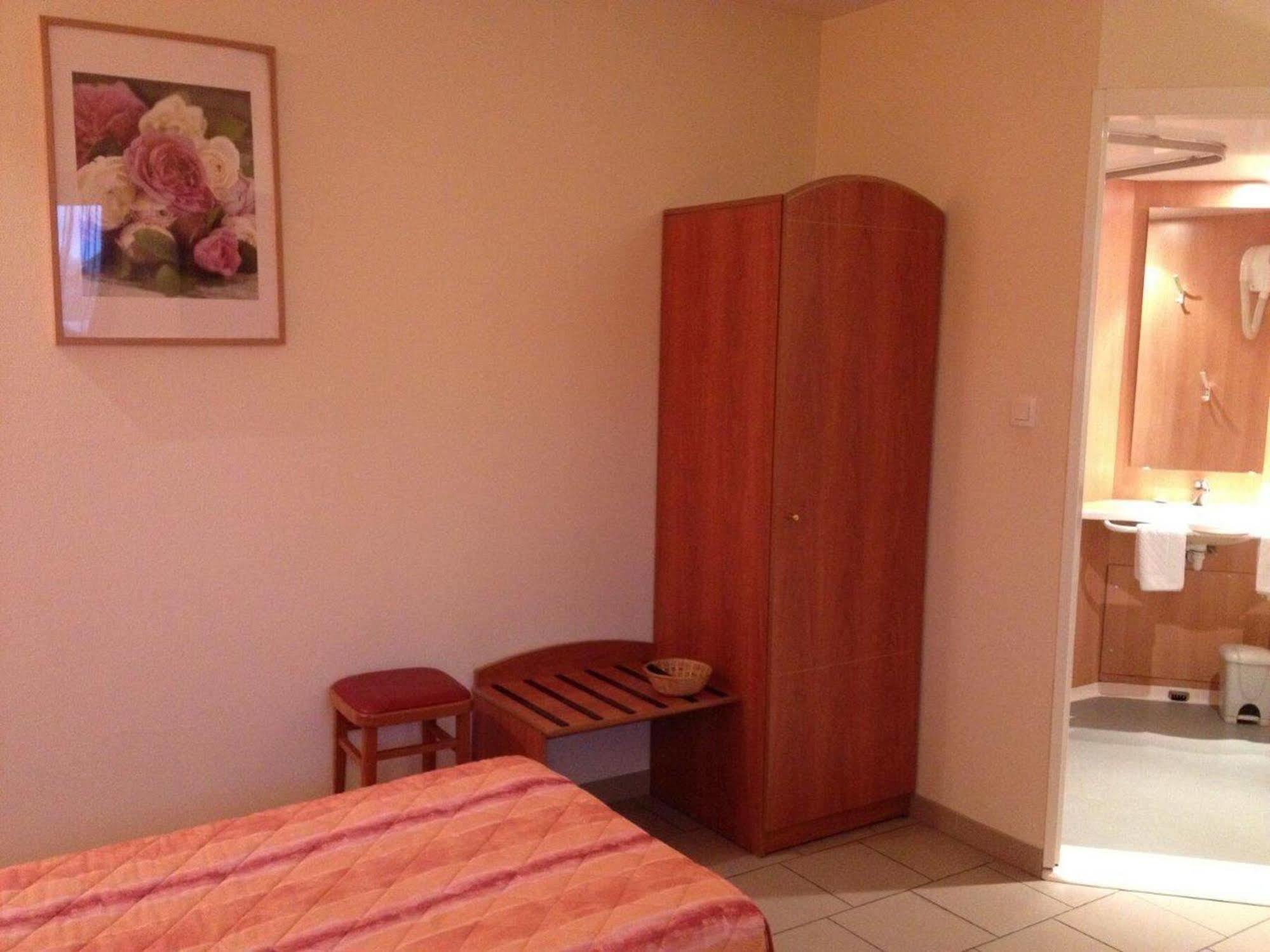 Logis Hotel - Les Paturelles Avesnelles Εξωτερικό φωτογραφία